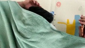 Trùm chăn kín đầu khi ngủ có thể làm tăng nguy cơ thiếu oxy, ngạt thở và ảnh hưởng sức khỏe. Tìm hiểu vì sao nên bỏ thói quen này.