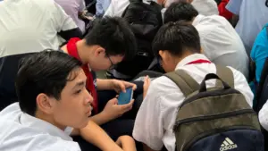 Bạo lực học đường từ mâu thuẫn trên mạng xã hội gia tăng, đặt ra yêu cầu tăng cường kỹ năng số và sự đồng hành của gia đình, nhà trường.