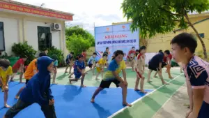 Quây tre trên sông Giăng mở lớp dạy bơi miễn phí cho trẻ vùng biên Nghệ An, giúp các em học kỹ năng bơi và phòng, chống đuối nước.