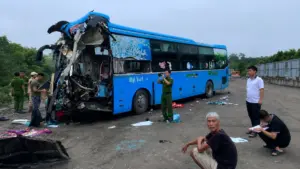 Xe khách đâm vào xe tải trên cao tốc Nội Bài - Lào Cai khiến tài xế tử vong, 5 người bị thương. Xem diễn biến vụ tai nạn.