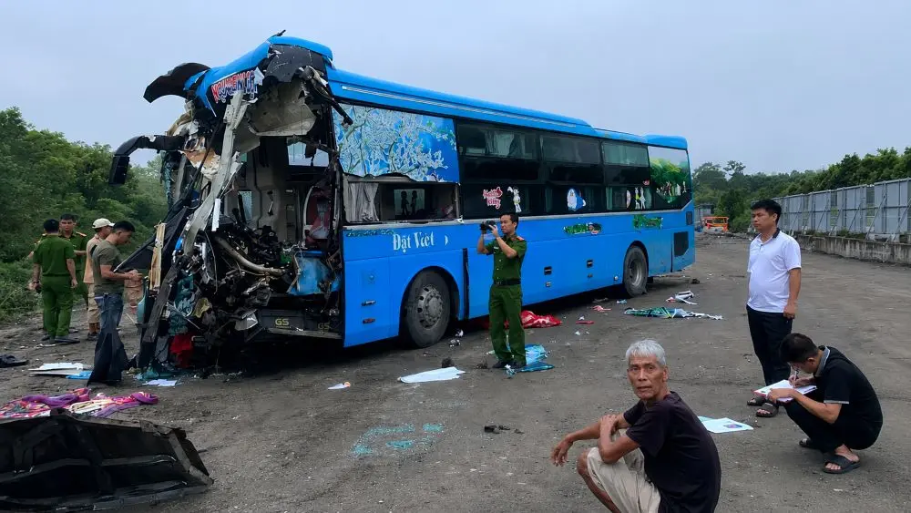 Xe khách đâm vào xe tải trên cao tốc Nội Bài - Lào Cai khiến tài xế tử vong, 5 người bị thương. Xem diễn biến vụ tai nạn.