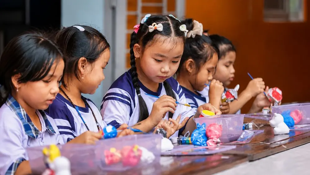 Đề xuất miễn, giảm học phí và hỗ trợ BHYT cho gia đình sinh hai con gái nhằm giảm mất cân bằng giới tính khi sinh.