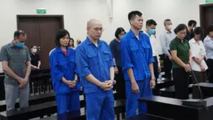 Tòa trả hồ sơ điều tra bổ sung vụ 686 phòng khám, nhà thuốc ở Hà Nội bị cáo buộc "chạy" giấy phép liên quan cán bộ Sở Y tế.
