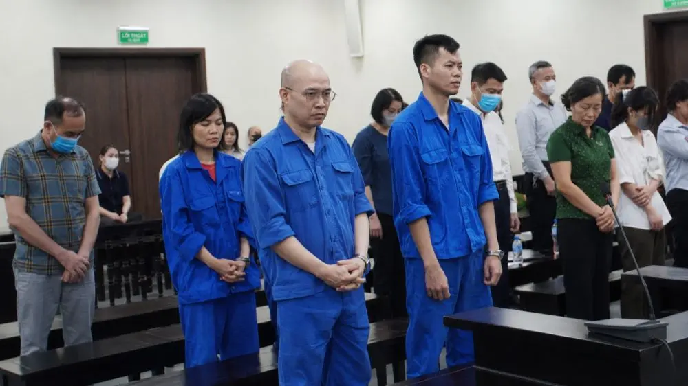 Tòa trả hồ sơ điều tra bổ sung vụ 686 phòng khám, nhà thuốc ở Hà Nội bị cáo buộc "chạy" giấy phép liên quan cán bộ Sở Y tế.