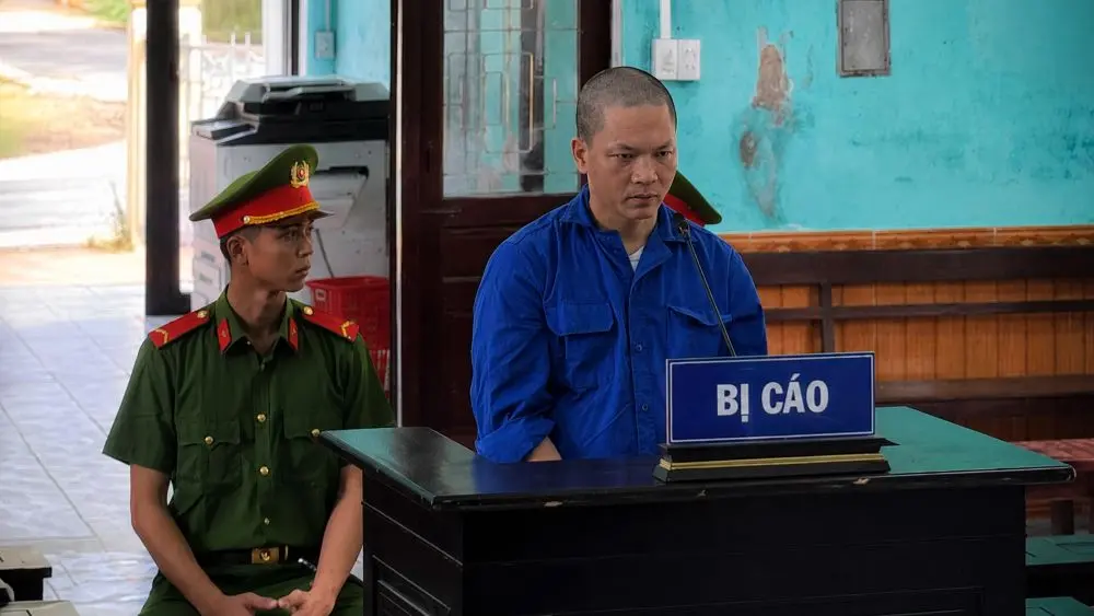Kẻ bẻ gãy Ngai vua triều Nguyễn bị tuyên phạt 3 năm 6 tháng tù. Diễn biến phiên tòa và nhận định của HĐXX.