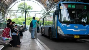 Xe buýt TPHCM khoác diện mạo mới tại các điểm dừng, nhà chờ trong ngày đầu miễn phí vé, góp phần nâng cao trải nghiệm giao thông công cộng.