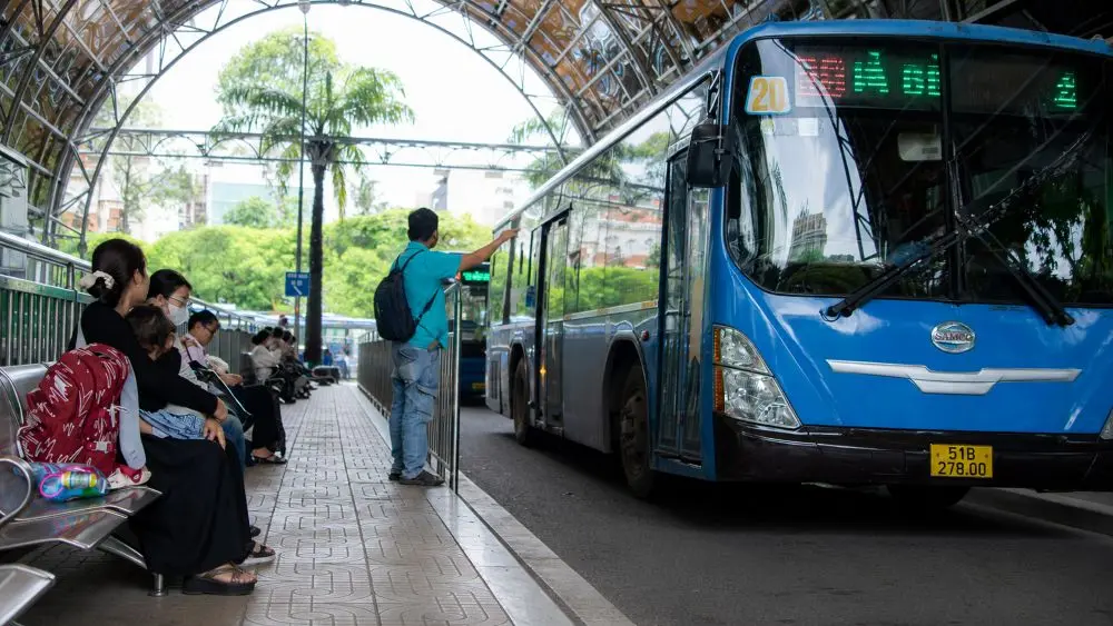 Xe buýt TPHCM khoác diện mạo mới tại các điểm dừng, nhà chờ trong ngày đầu miễn phí vé, góp phần nâng cao trải nghiệm giao thông công cộng.