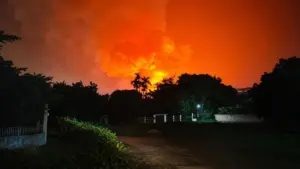Cháy công ty hóa chất ở Phú Thọ khiến lửa và khói bốc cao, rực sáng một góc trời. Cơ quan chức năng đang điều tra nguyên nhân vụ việc.