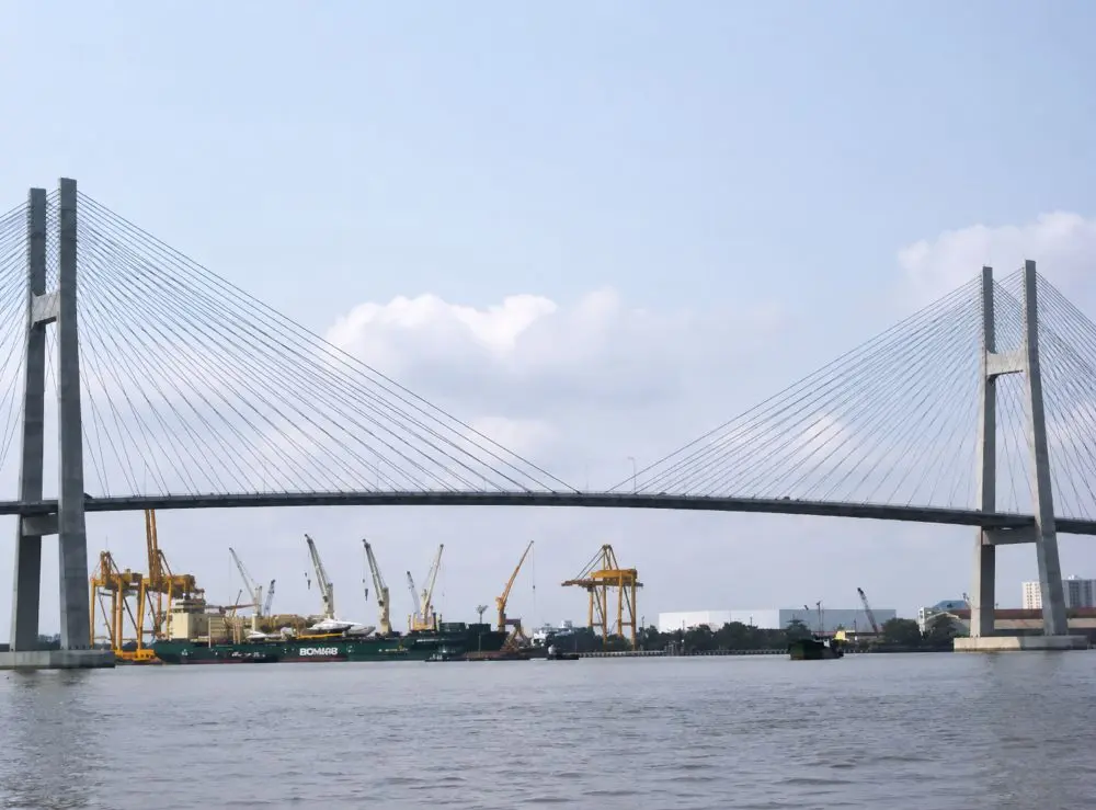 Một CSGT đường thủy mất tích sau vụ lật ca nô trên sông Soài Rạp. Lực lượng chức năng đang khẩn trương tìm kiếm nạn nhân.