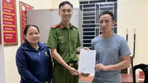 Người phụ nữ 63 tuổi đi lạc cả trăm km được công an hỗ trợ trở về nhà, người thân gửi thư bày tỏ lòng biết ơn.