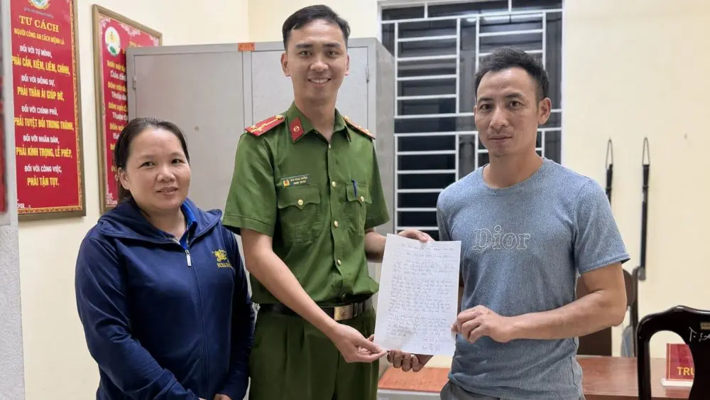 Người phụ nữ 63 tuổi đi lạc cả trăm km được công an hỗ trợ trở về nhà, người thân gửi thư bày tỏ lòng biết ơn.