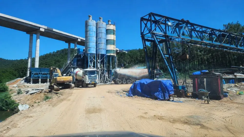 Giá xăng dầu giảm nhưng vật liệu xây dựng tại các mỏ ở Nghệ An vẫn neo cao, khiến nhà thầu dự án gặp nhiều khó khăn.