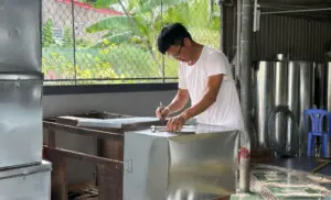 Nghề gò búa ra tiền ở xứ Nghệ vẫn được những người thợ tâm huyết gìn giữ, mang đến câu chuyện mưu sinh và bảo tồn nghề truyền thống.