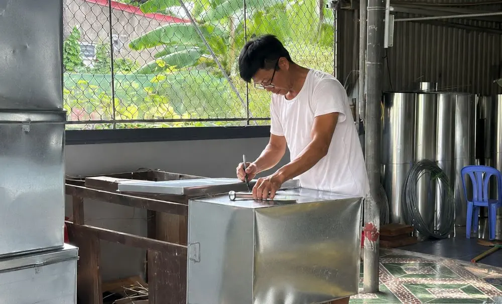 Nghề gò búa ra tiền ở xứ Nghệ vẫn được những người thợ tâm huyết gìn giữ, mang đến câu chuyện mưu sinh và bảo tồn nghề truyền thống.