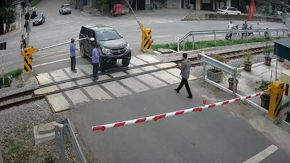 Tài xế bị phạt 19 triệu đồng vì định vượt gác chắn đường sắt khi tàu sắp qua. Camera ghi lại toàn bộ tình huống vi phạm.