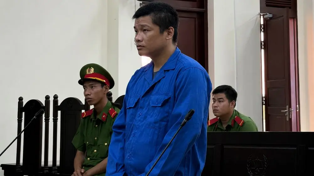 Cha hành hạ con 7 tuổi vì bán vé số không đủ tiền bị tuyên 3 năm tù. Diễn biến vụ án và phán quyết của tòa án.
