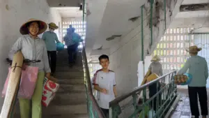 Người dân Chung cư Quang Trung di dời đến nơi ở tạm trước khi phá dỡ hai tòa C5, C6 xuống cấp sau gần 50 năm sử dụng.