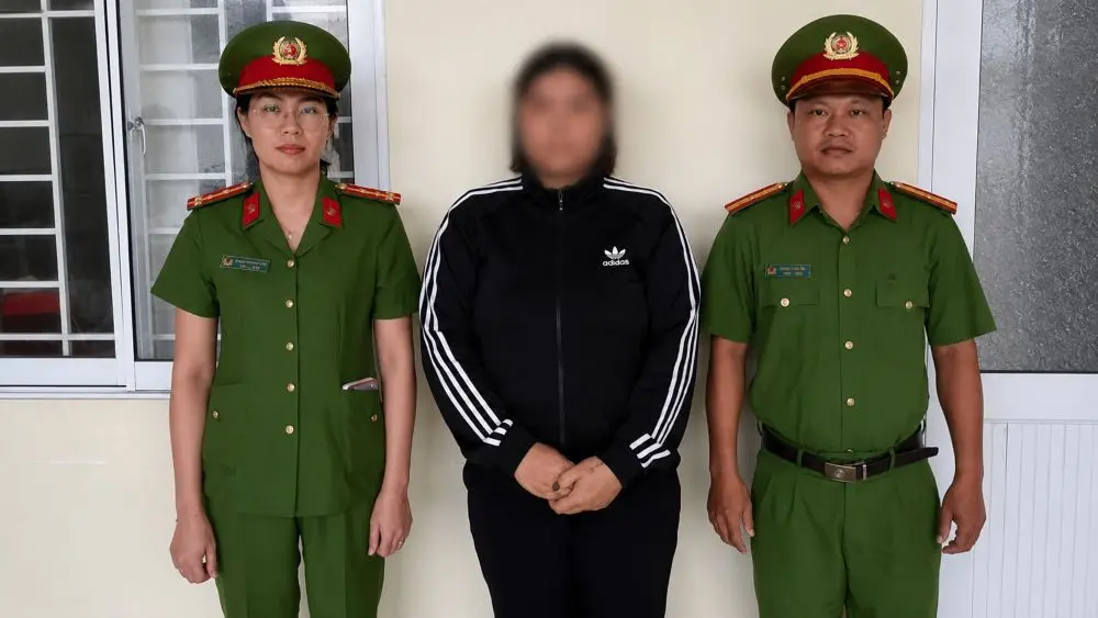 Khởi tố 2 người mua dâm nữ tiếp viên quán nhậu dưới 18 tuổi tại TP.HCM sau quá trình điều tra của cơ quan công an.