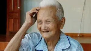 Cụ ông 106 tuổi ở Nghệ An vẫn minh mẫn, khỏe mạnh và giữ sự hài hước, chia sẻ cuộc sống tuổi xế chiều khiến nhiều người xúc động.