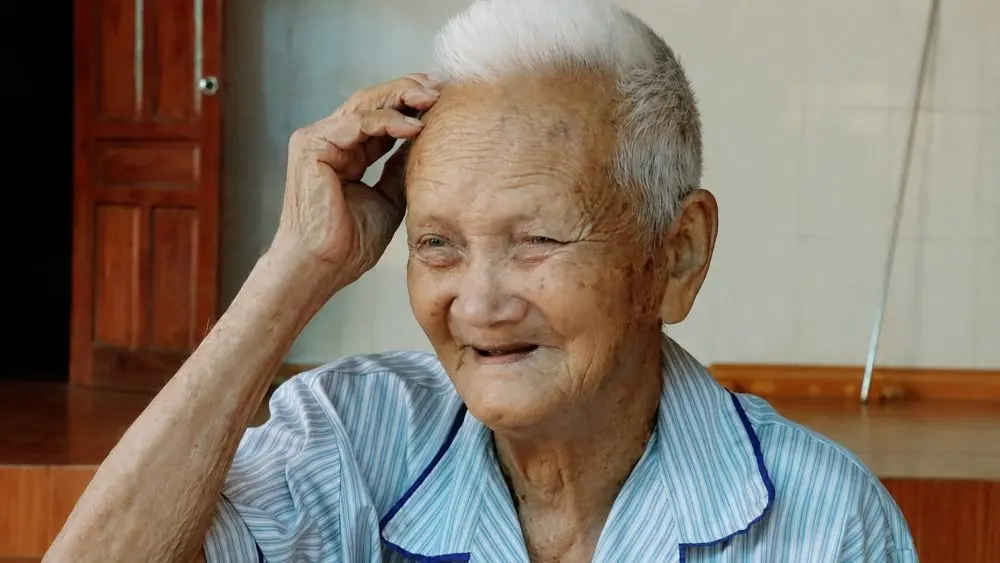 Cụ ông 106 tuổi ở Nghệ An vẫn minh mẫn, khỏe mạnh và giữ sự hài hước, chia sẻ cuộc sống tuổi xế chiều khiến nhiều người xúc động.