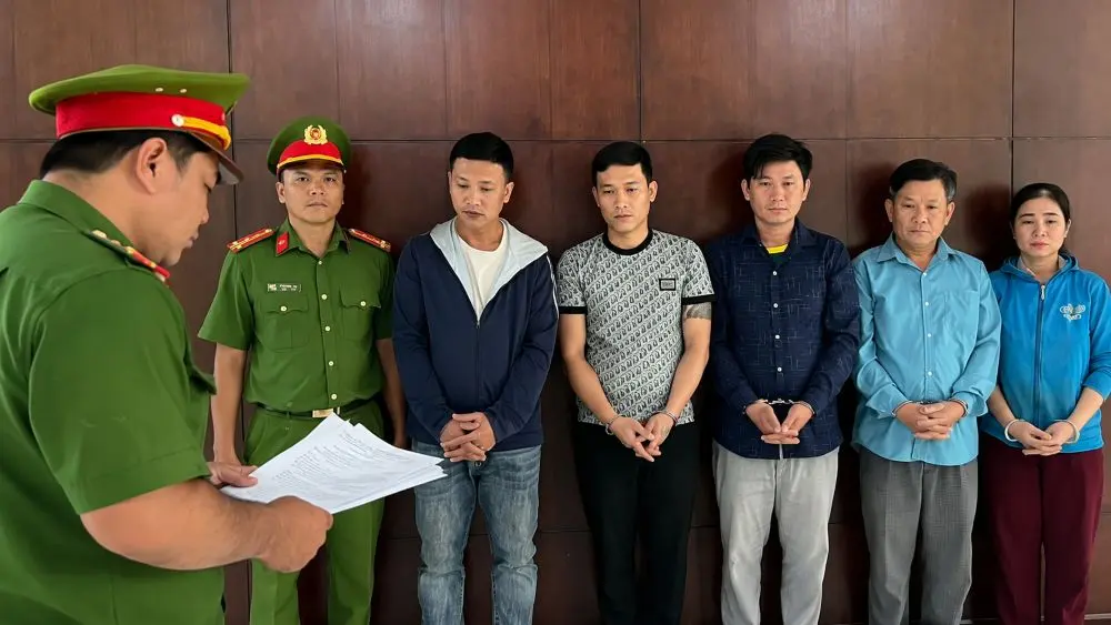Triệt phá đường dây bột ngọt, hạt nêm giả suýt lọt vào hàng chục nghìn mâm cơm, hé lộ thủ đoạn sản xuất và tiêu thụ tinh vi.