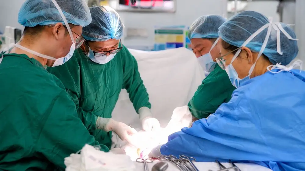 Người mẹ cao 1,2 m sinh con an toàn nhờ ê kíp bác sĩ và quá trình theo dõi, can thiệp sản khoa chuyên sâu.