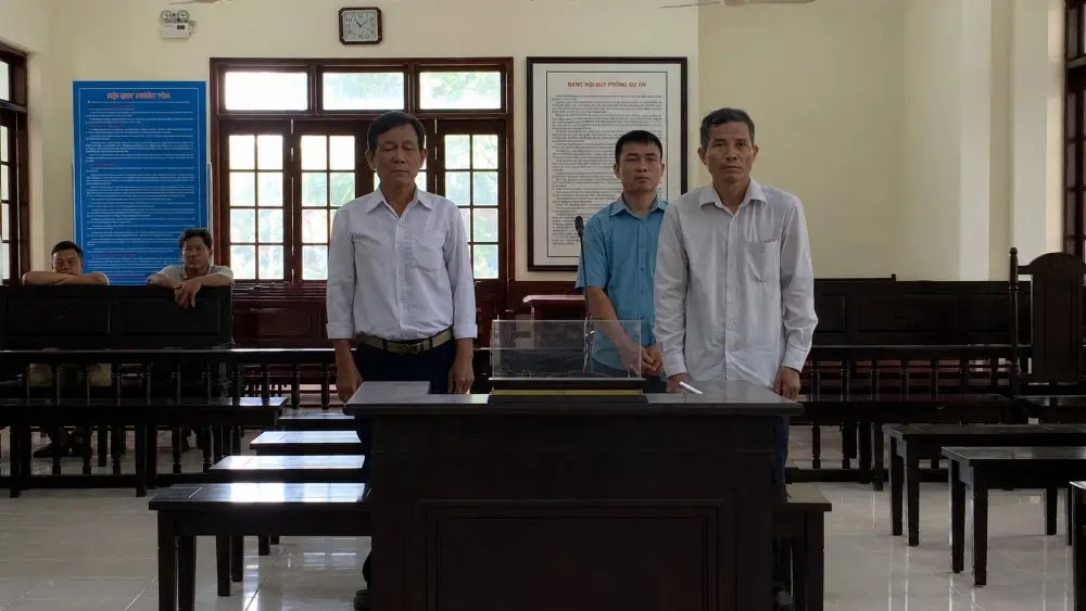 Hai cựu cán bộ thú y hầu tòa vì bị cáo buộc nhận tiền từ lò mổ để hợp thức hóa gần 10.000 con heo bệnh, gây chú ý dư luận.