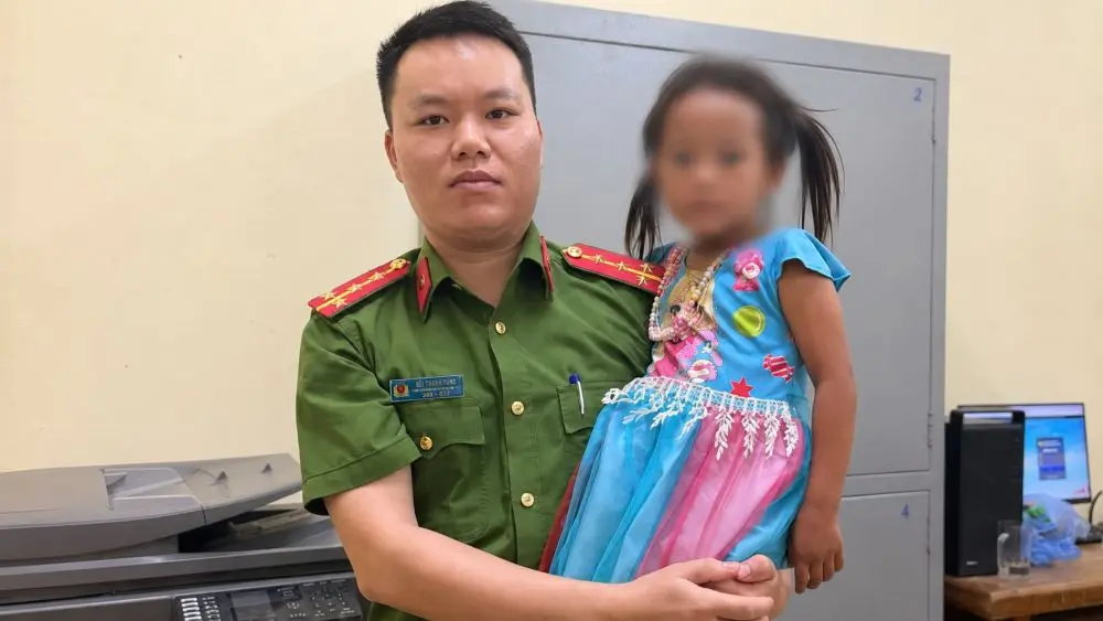 Công an kịp thời giải cứu bé gái 6 tuổi bị thanh niên bắt cóc khi đang bán dưa ven đường, nghi phạm đã bị bắt giữ.