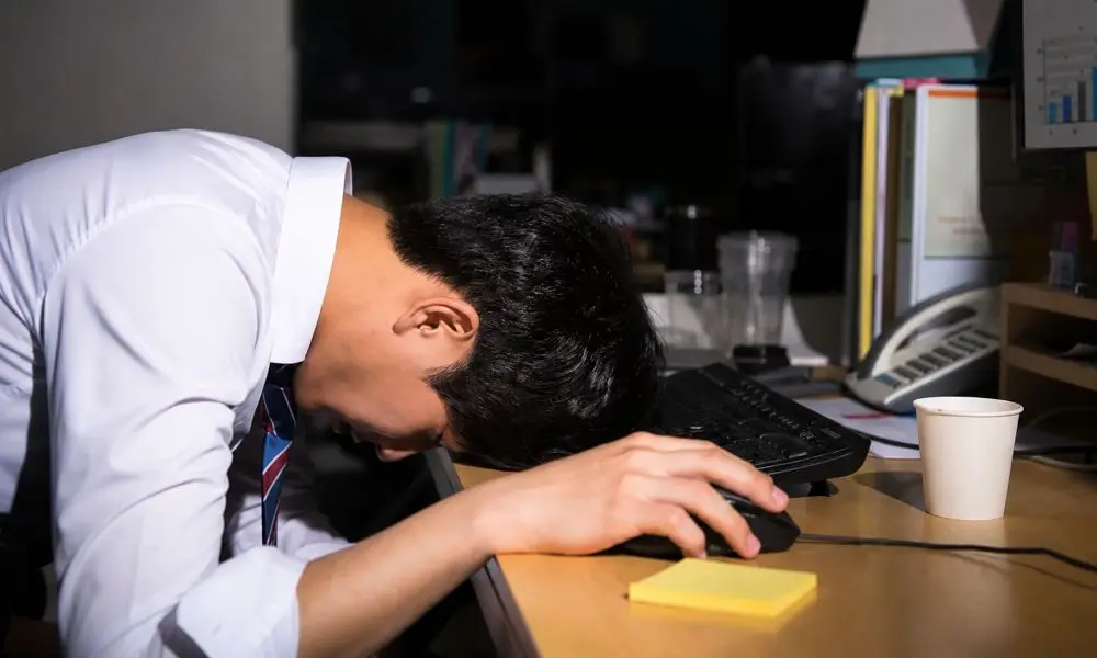 Não đặc ở người trẻ có thể liên quan đến thiếu ngủ, căng thẳng và lối sống. Chuyên gia lý giải nguyên nhân và cách cải thiện.