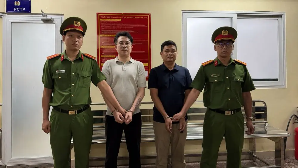 Công an TP.HCM bắt khẩn cấp hai người liên quan vụ dùng ô tô đuổi đánh nhau giữa trung tâm thành phố, gây mất an ninh trật tự.
