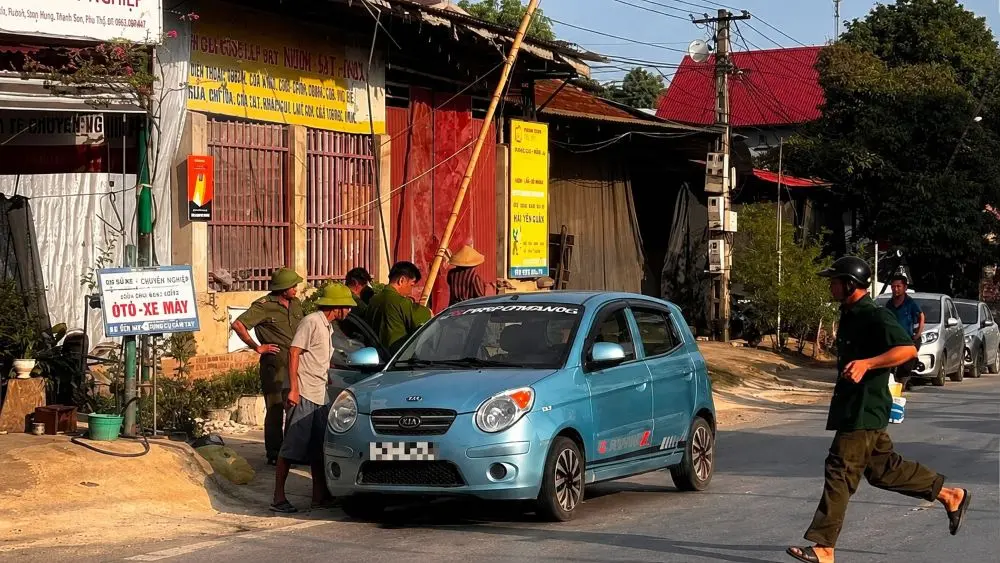 Phát hiện 2 người đàn ông tử vong trong ô tô đỗ ven Quốc lộ 32 ở xã Thanh Sơn, Phú Thọ. Vụ việc đang được điều tra.