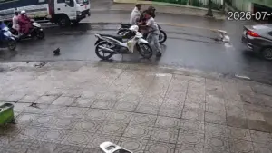 Người đàn ông bị tấn công khi dừng đèn đỏ ở Bảo Lộc, xe máy bị cướp trước khi nghi phạm bị công an khống chế.