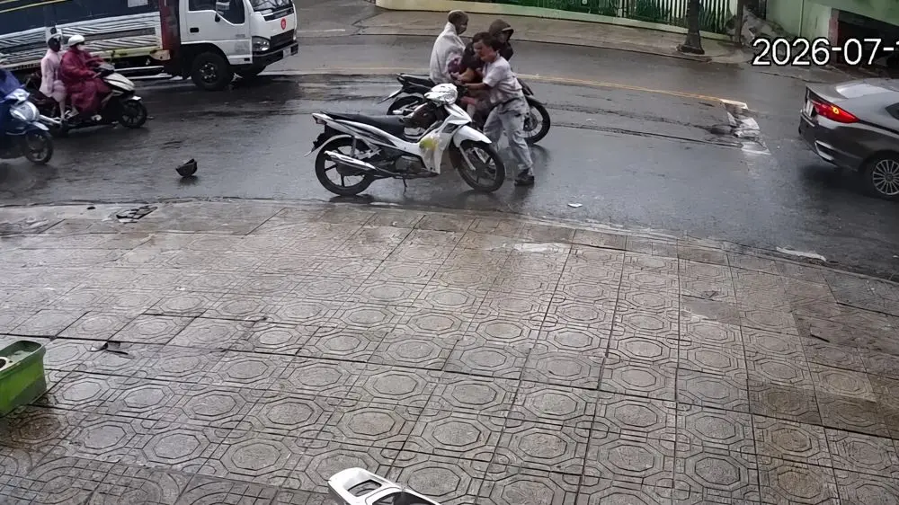 Người đàn ông bị tấn công khi dừng đèn đỏ ở Bảo Lộc, xe máy bị cướp trước khi nghi phạm bị công an khống chế.