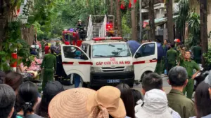 Cháy biệt thự liền kề ở Hà Nội khiến nhiều người mắc kẹt, lực lượng chức năng khẩn trương cứu nạn và điều tra nguyên nhân vụ việc.