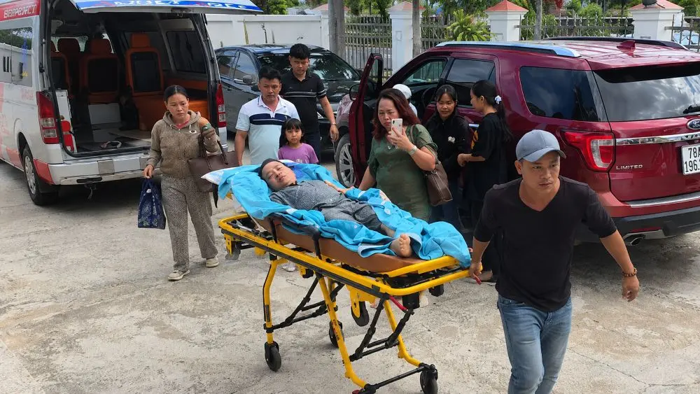 Vụ bị đánh đến thương tật ở Đắk Lắk: Bị cáo được đưa đến tòa bằng cáng sau thời gian điều trị, thu hút sự chú ý tại phiên xét xử.
