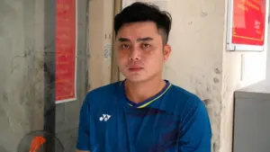 Cha dượng Nguyễn Hiền Phúc bị bắt khẩn cấp để điều tra hành vi bạo hành bé gái 3 tuổi là con riêng của vợ.