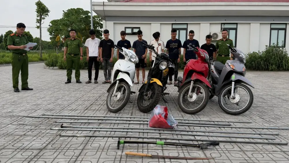 Công an điều tra vụ hơn 100 thanh thiếu niên mang hung khí, rượt đuổi và gây náo loạn, nhiều đối tượng bị xử lý theo quy định.