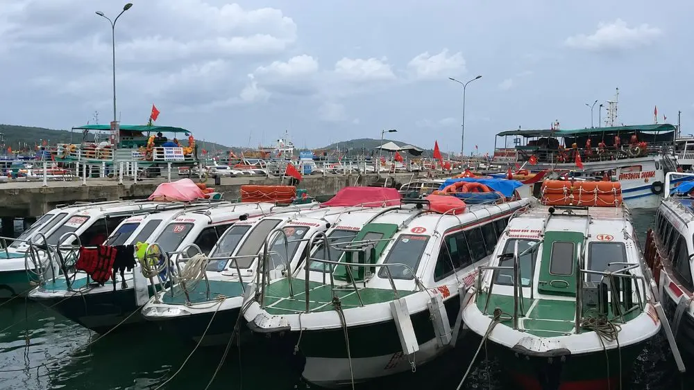 Nhiều ca nô du lịch Phú Quốc tạm dừng hoạt động, các tour ra đảo bị gián đoạn khi doanh nghiệp chủ động ngưng khai thác.