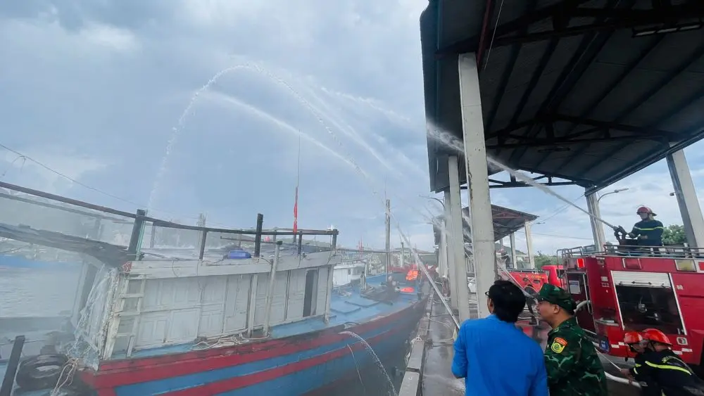 Tập huấn, diễn tập phòng cháy chữa cháy và cứu nạn cứu hộ tại cảng cá Lạch Quèn, nâng cao kỹ năng ứng phó sự cố cháy trên tàu cá.