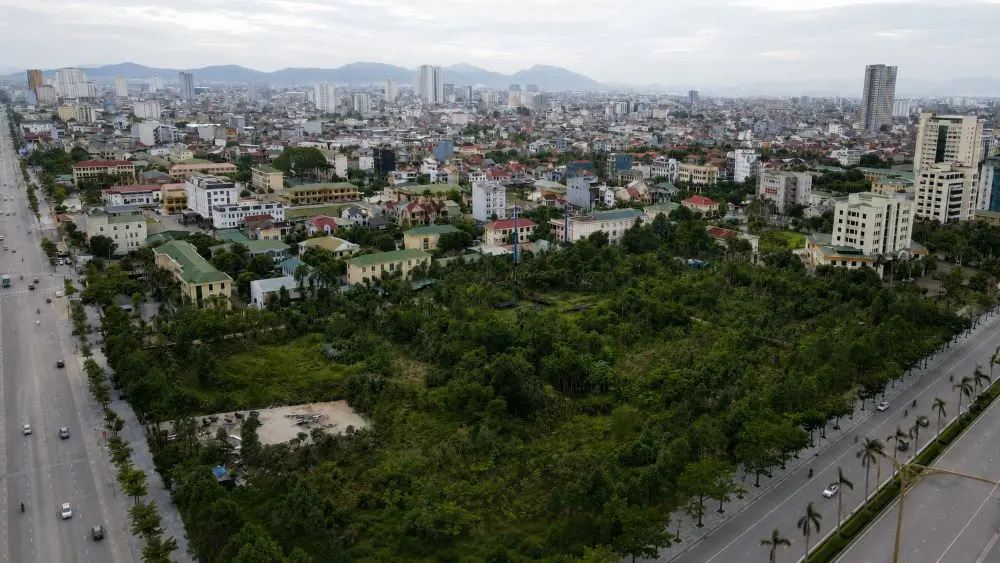 Khu đất vàng hơn 3,7ha tại Nghệ An sau hơn 10 năm bỏ hoang được đưa ra đấu giá với giá khởi điểm hơn 824 tỷ đồng.