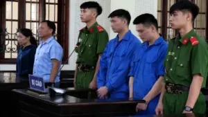 Thua lỗ đầu tư chứng khoán, nhóm bị cáo làm giả giấy tờ ô tô để lừa đảo chiếm đoạt tiền tỷ và phải hầu tòa.