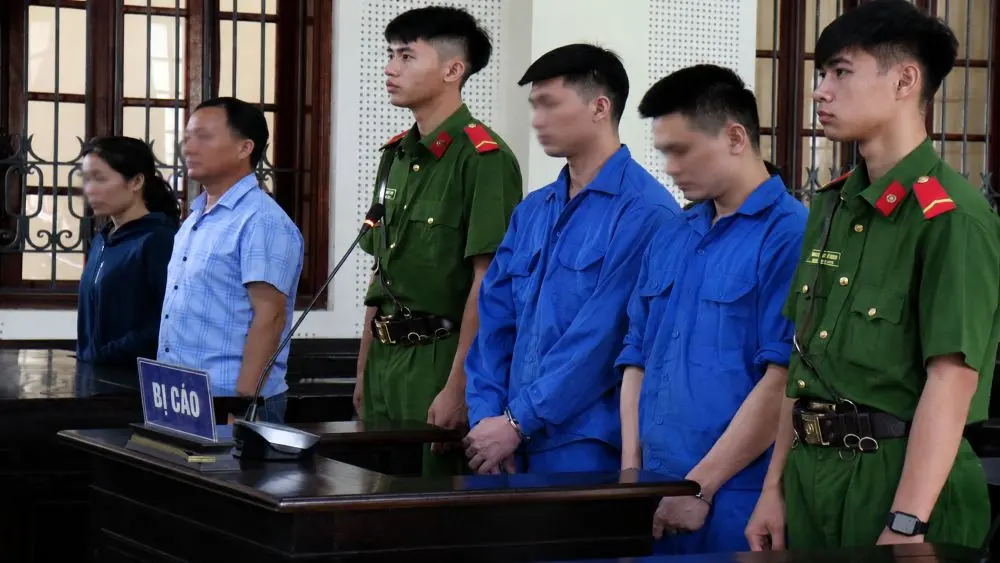 Thua lỗ đầu tư chứng khoán, nhóm bị cáo làm giả giấy tờ ô tô để lừa đảo chiếm đoạt tiền tỷ và phải hầu tòa.