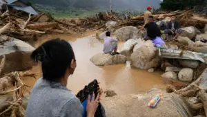 Lũ dữ ở Lai Châu để lại cảnh tan hoang, người dân đối mặt mất mát và nỗ lực khắc phục hậu quả sau thiên tai.
