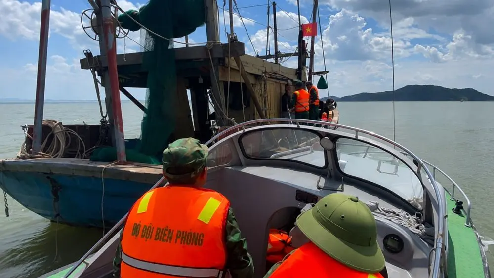 Bộ đội Biên phòng Nghệ An kịp thời ra khơi cứu ngư dân bị gãy tay do tai nạn trên tàu cá, đưa nạn nhân vào bờ an toàn.
