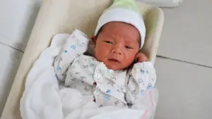 Nhiều mẹ trẻ bỏ rơi con sơ sinh kèm thư tay vì không thể chăm sóc, thực trạng gây xót xa và những câu chuyện phía sau.
