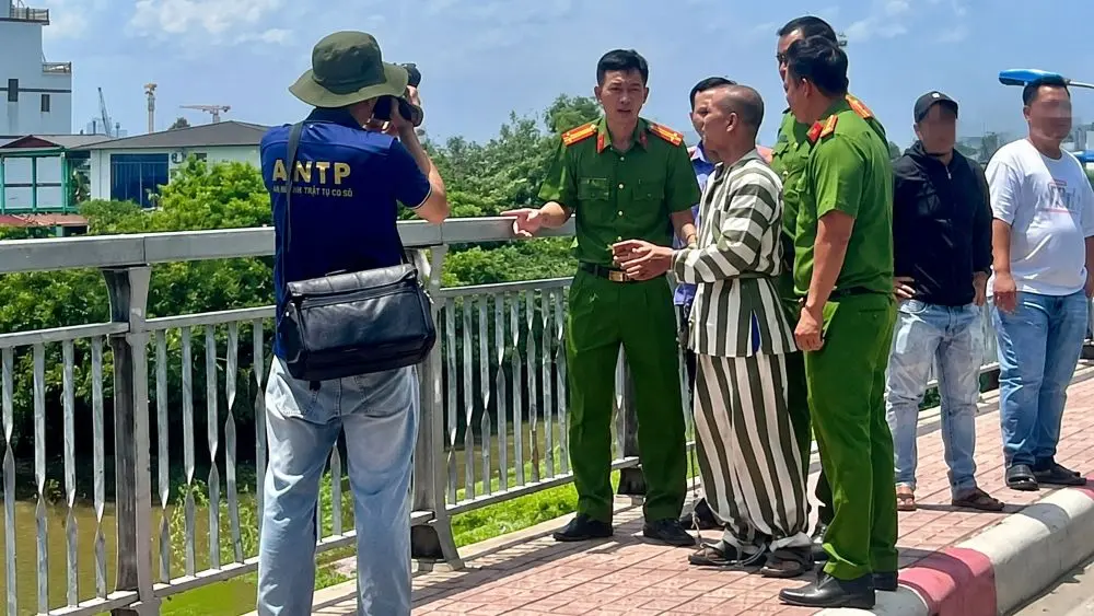 Cảnh sát nhiều ngày tìm vật chứng vụ chồng sát hại vợ, phi tang xuống sông Sài Gòn, tiếp tục dựng lại hiện trường để điều tra.