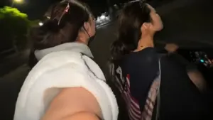 Hai thiếu nữ bị xử phạt sau khi không đội mũ bảo hiểm, vừa lái xe máy vừa quay video đăng mạng xã hội.