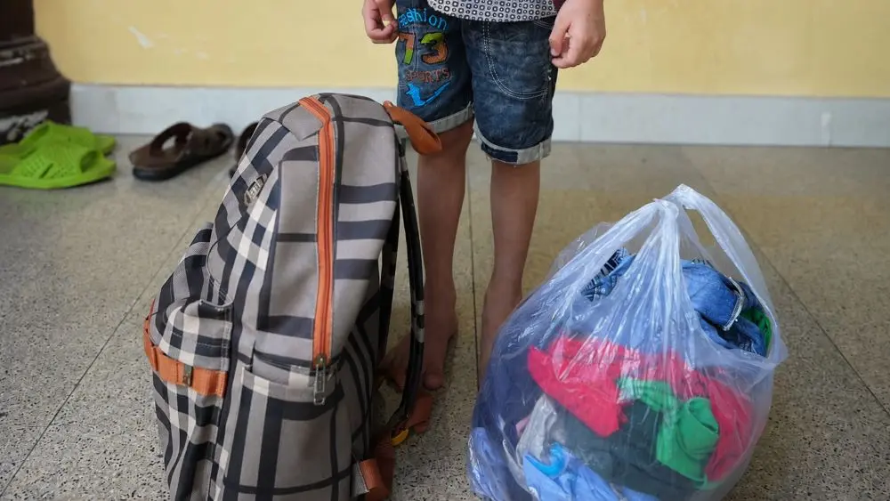Bé trai khoảng 6 tuổi nghi bị bỏ rơi trước cổng chùa cùng ba lô, đồ dùng cá nhân và lá thư viết tay, khiến nhiều người xót xa.