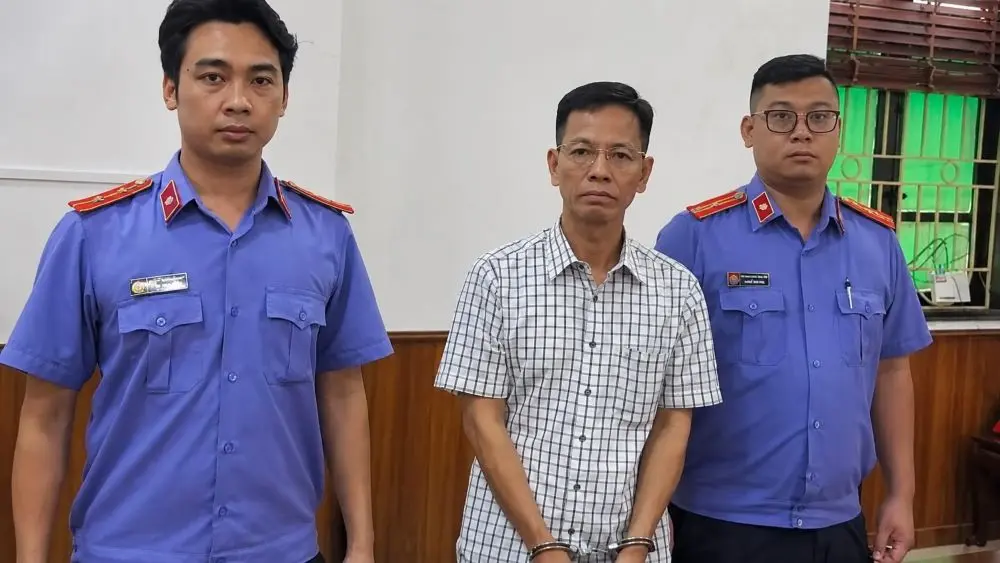 Bắt tạm giam cựu thẩm phán TAND TP Hà Nội Nguyễn Đăng Phong để điều tra. Xem chi tiết vụ án và diễn biến mới nhất.