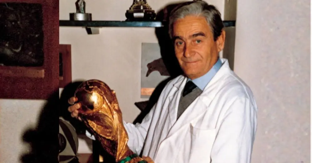 Nhà điêu khắc Silvio Gazzaniga đã tạo nên chiếc cúp World Cup huyền thoại cách đây hơn nửa thế kỷ. Khám phá câu chuyện phía sau biểu tượng này.